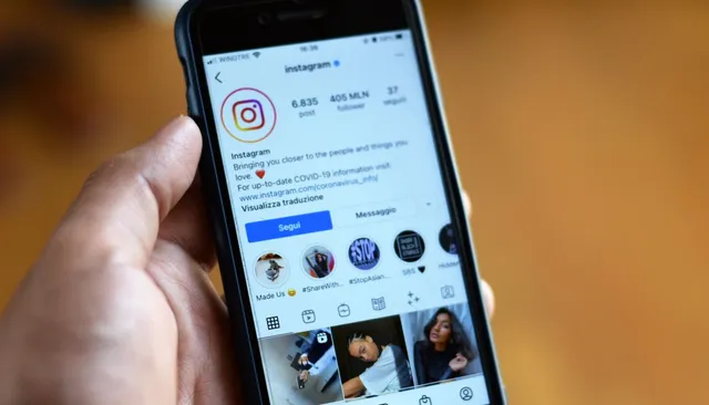 Dłoń trzymająca telefon z profilem na Instagramie i licznikiem obserwujących — darmowe followersy na Instagramie