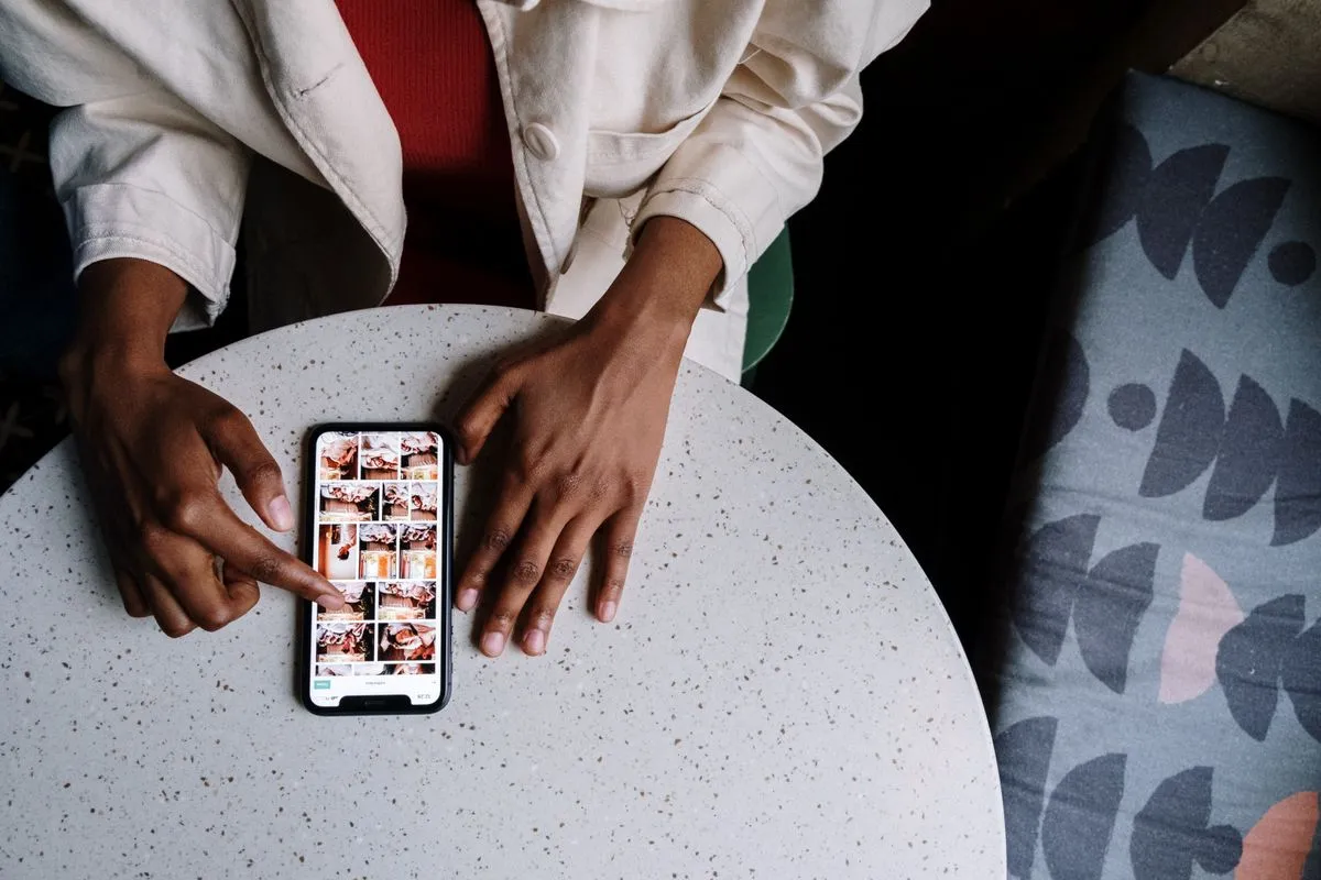 Osoba przeglądająca feed na Instagramie na telefonie — jakość społeczności ważniejsza niż liczby