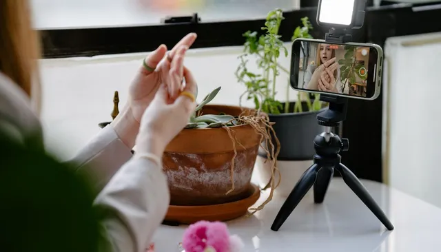 Twórczyni nagrywa materiał telefonem na statywie — jak zarabiać na Instagramie