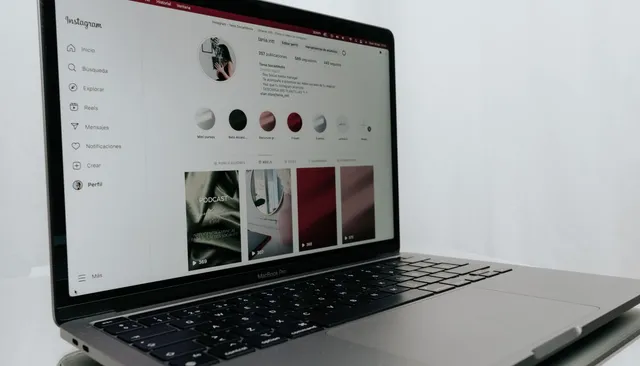 Laptop z otwartym profilem na Instagramie na biurku — ile kosztuje prowadzenie Instagrama