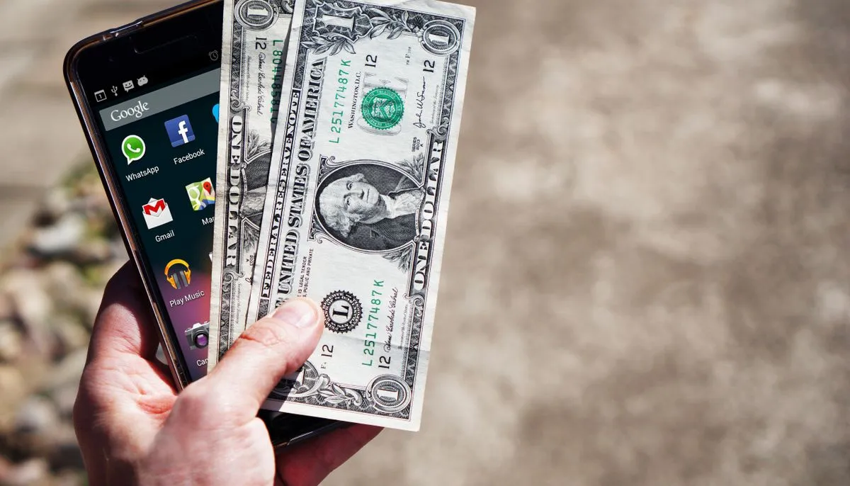Telefon i banknoty — kupowanie followersów na Instagramie i dlaczego szkodzi