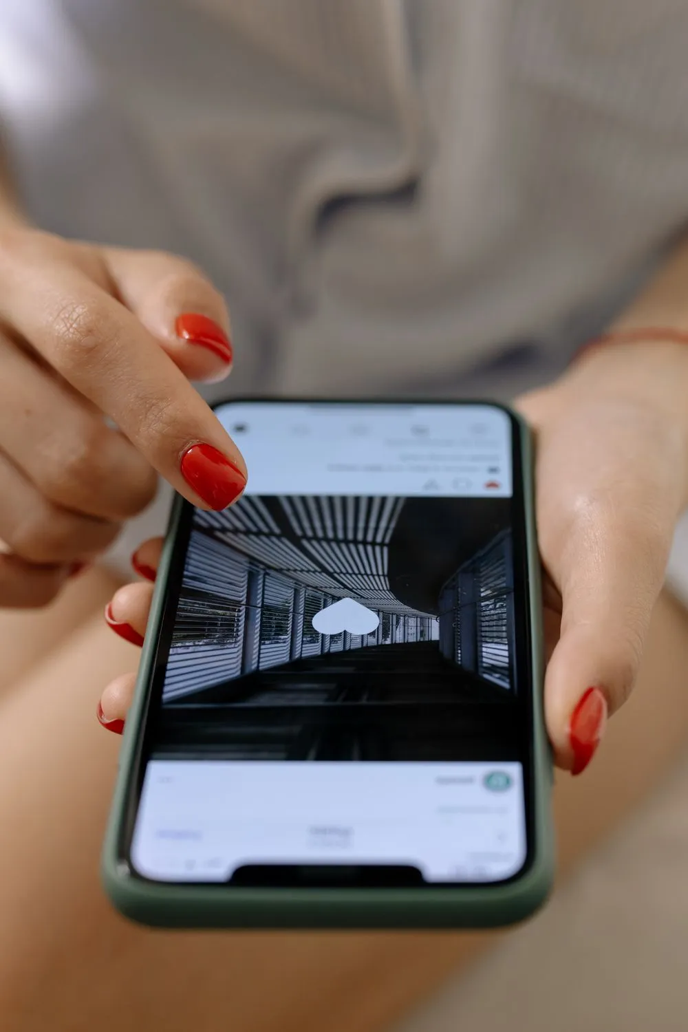 Osoba przeglądająca Instagram na telefonie