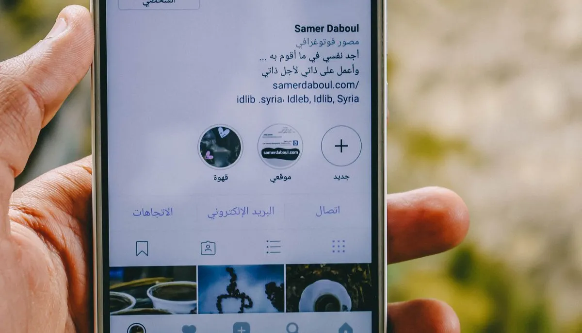 Profil na Instagramie na ekranie smartfona — optymalizacja profilu pod wyszukiwarkę