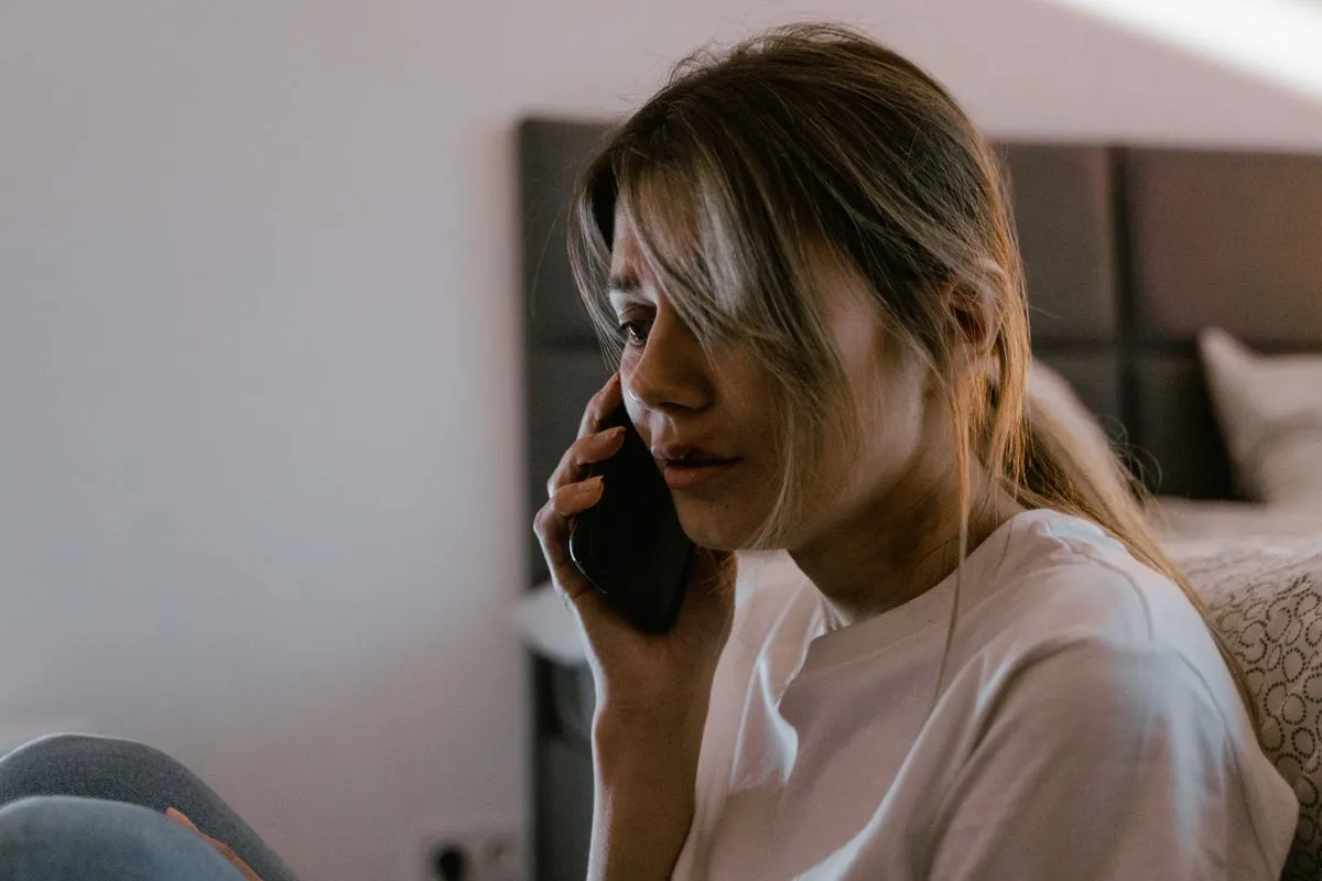 Zaniepokojona osoba patrząca na telefon — sprawdzanie spadku zasięgów na Instagramie